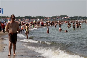 Vollbesetzter Ostseestrand in Warnemünde Vollbesetzter Ostseestrand in Warnemünde