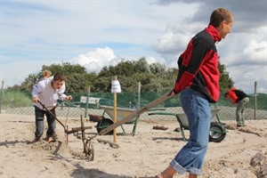 Pflügen mit Biokraft: Familie Arnold testet den Pflug beim Bio-Festival Pflügen mit Biokraft: Familie Arnold testet den Pflug beim Bio-Festival