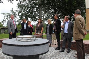 Karina Jens, Liane Melzer und Catrin Leiding bei der Übergabe John-Brinckman-Grundschule am Grillplatz Karina Jens, Liane Melzer und Catrin Leiding bei der Übergabe John-Brinckman-Grundschule am Grillplatz