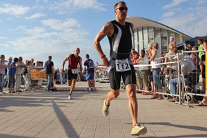 Läufer auf der Promenade vor dem Teepott von Warnemünde beim Rostocker Triathlon 2010