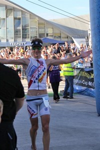 Michael Raelert beim Zieleinlauf des 28. Rostocker Triathlons