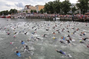 Rostocker Triathlon 2010: Massenstart der Schwimmer