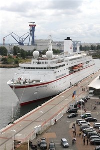 Kreuzfahrtschiff in Warnemünde