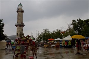 Kunsthandwerkermarkt am Leuchtturm von Warnemünde