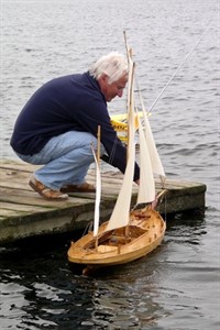 Modellbauer testet sein Schiff im Wasser