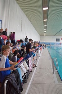 Zuschauer beim 4. Kinder Swim and Run in der Neptunschwimmhalle Rostock