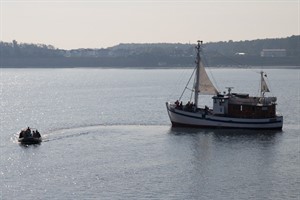 Die Santa Maria zwischen Forschungsplattform und Nienhagen