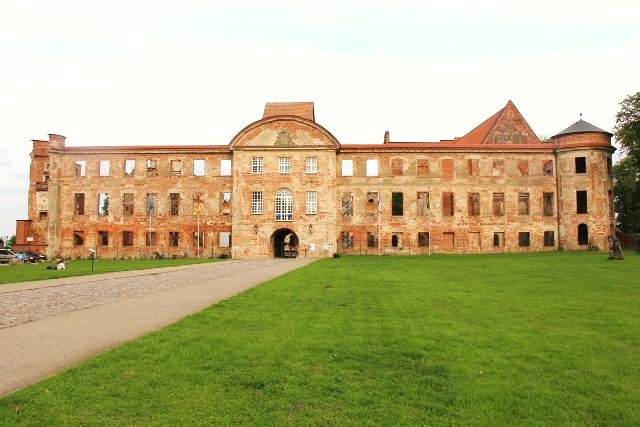 https://www.rostock-heute.de/wp-content/uploads/2010/09/schloss_kloster_ruine_dargun_denkmal.jpg
