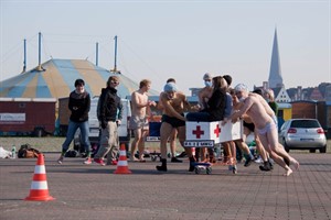 Einkaufswagenrennen der Medizin-Erstsemester an der Uni Rostock Einkaufswagenrennen der Medizin-Erstsemester an der Uni Rostock