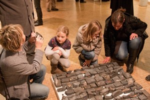 Arbeiten in Ton und Papier - Ausstellungsbesucher