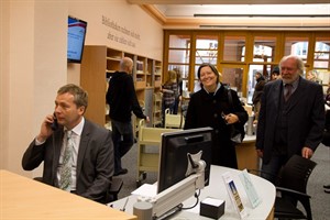 Henry Tesch testet die neue Verbuchungstheke in der Stadtbibliothek