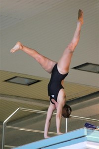 Sprung aus dem Handstand in der Neptunschwimmhalle