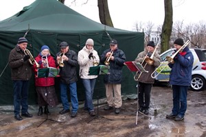 Blaskapelle beim Weihnachtstauchen in Warnemünde