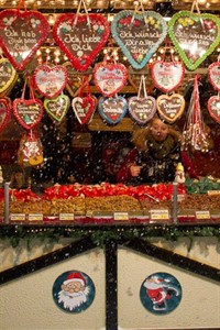 Julia Schultze im Candy-Man-Shop auf dem Weihnachtsmarkt Rostock