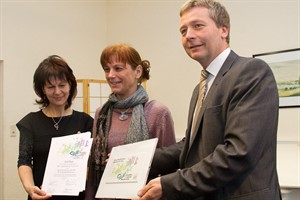 Christiane Krüger, Franziska Pfaff und Henry Tesch bei der Übergabe des Qualitätssiegels Christiane Krüger, Franziska Pfaff und Henry Tesch bei der Übergabe des Qualitätssiegels