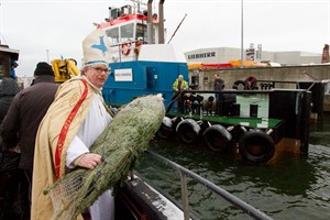 Nikolaus Folkert Janssen übergibt Weihnachtsbaum Nikolaus Folkert Janssen übergibt Weihnachtsbaum