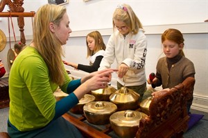 Manja Lange mit Scchüler am Gamelan-Instrumentarium Manja Lange mit Scchüler am Gamelan-Instrumentarium