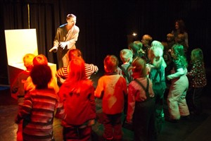 Kinder tanzen im Ateliertheater beim Märchen "Die Chinesische Nachtigall"