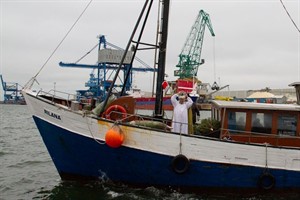 Kutter Rilana mit Tannenbäumen und Nikolaus im Hafenbecken in Rostock Kutter Rilana mit Tannenbäumen und Nikolaus im Hafenbecken in Rostock