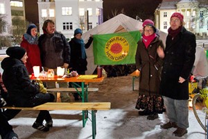 Anti-Atom-Protest: Mahnwache vor dem Rostocker Hauptbahnhof