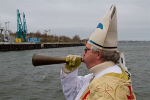 Nikolaus Folkert Janssen mit dem Nebelhorn im Seehafen Rostock Nikolaus Folkert Janssen mit dem Nebelhorn im Seehafen Rostock