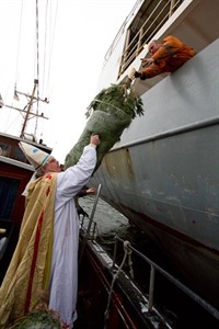 Nikolaus Folkert Janssen übergibt Weihnachtsbaum Nikolaus Folkert Janssen übergibt Weihnachtsbaum