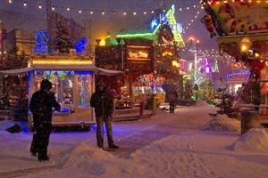 Schneeschieben auf dem Weinachtsmarkt in Rostock