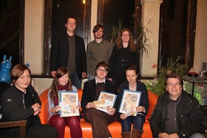 Prosawettbewerb Rostock 2011: Katinka Friese (Literaturhaus), Charlotte Quandt, Carlo Ihde, Manuela Kunze, Manfred Keiper (andere buchhandlung), Jury, hinten, v.l.n.r.: Sebastian Rachau, Ricardo Ulbricht und Petra Porto