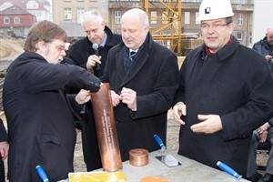 Bauminister Volker Schlotmann, Heinz-Gerd Hufen (BBL MV), Ärztlicher Direktor Prof. Dr. Peter Schuff-Werner und Rektor Prof. Dr. Wolfgang Schareck Bauminister Volker Schlotmann, Heinz-Gerd Hufen (BBL MV), Ärztlicher Direktor Prof. Dr. Peter Schuff-Werner und Rektor Prof. Dr. Wolfgang Schareck