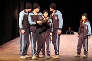 Andreas Schulz, Björn-Ole Blunck, Lysann Schläfke, Martin Doering und Anna Tarkhanova als Räuber in „Die Räuber“