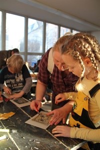 Nicole Christel und Tochter Annalena-Pauline in der Kunstschule Rostock