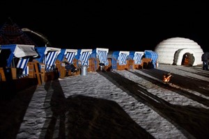 Aufblasbare Iglus zieren den Strand