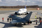 Eurofighter und Lufthansa Boing 737-500 am Flughafen Rostock-Laage