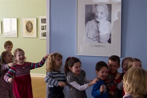 Kinder der Tagesstätte Marie Bloch singen und tanzen vor dem Porträt der Rostocker Reformpädagogin im Max-Samuel-Haus Kinder der Tagesstätte Marie Bloch singen und tanzen vor dem Porträt der Rostocker Reformpädagogin im Max-Samuel-Haus