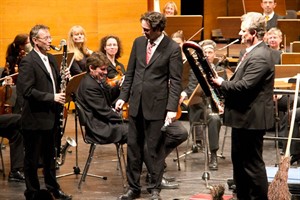 Bassklarinette und Kontrafagott spielen die beiden Besen Bassklarinette und Kontrafagott spielen die beiden Besen