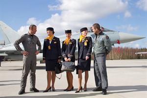 Lufthansa-Stewardessen mit Angehörigen des Jagdgeschwaders 73 in Rostock-Laage