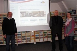 Manfred Heckmann, Raik Writschan und Katharina Waack mit der neuen Internetseite