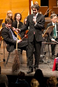 Manfred Hermann Lehner reitet auf einem Reisigbesen zur Norddeutschen Philharmonie Rostock Manfred Hermann Lehner reitet auf einem Reisigbesen zur Norddeutschen Philharmonie Rostock