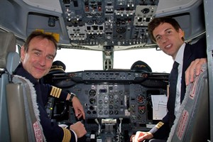 Flugkapitän Michael Jung und Gilad Scherpf, Erster Offizier