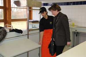 Rony Autrum und Karina Jens in der Schulküche