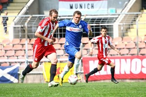Bayern gegen Hansa: Steffen Wohlfarth im Zweikampf mit Robert Müller Bayern gegen Hansa: Steffen Wohlfarth im Zweikampf mit Robert Müller