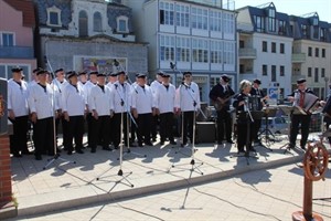 Shantychor "De Klaashahns" bei der 18. Saisoneröffnung des Leuchtturms