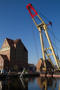 Der Schwimmkran Enak hebt die Vagel Grip im Rostocker Stadthafen