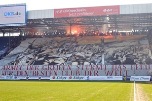 „Armee der Greifen stürmt das Feld für den besten Club der Welt“ - Riesiges Hansa Fan-Banner in der DKB-Arena