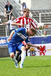 Michael Blum (FC Hansa Rostock) gegen Jinten Antonio Pangallo (FC Bayern München II) Michael Blum (FC Hansa Rostock) gegen Jinten Antonio Pangallo (FC Bayern München II)