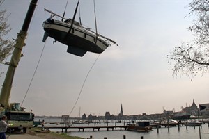 Einkranen einer Yacht im Rostocker Stadthafen