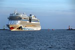 AIDAblu bei der Einfahrt in den Kreuzfahrthafen Warnemünde