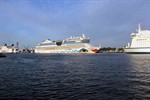 AIDAblu mit den Fähren Mecklenburg-Vorpommern und Tom Sawyer