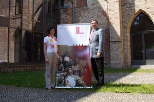 Angelika Thönes und Rektor Christfried Göckeritz präsentieren ein Plakat im neuen Erscheinungsbild Angelika Thönes und Rektor Christfried Göckeritz präsentieren ein Plakat im neuen Erscheinungsbild