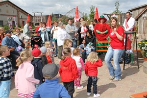 Erdbeertanz in Karls Erlebnis-Dorf in Rövershagen